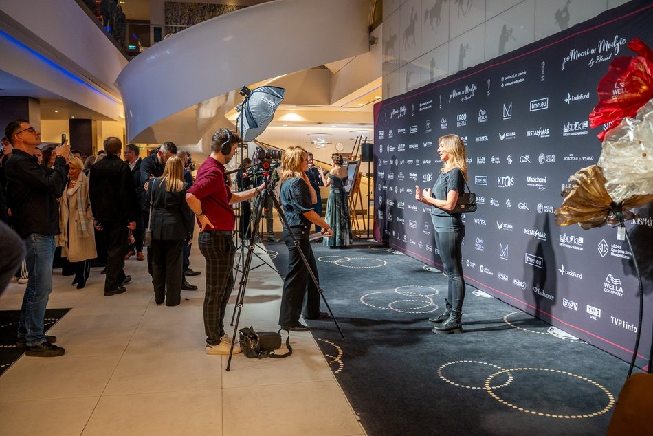 Łódź. Moda i pomaganie w klubie Wytwórnia w Łodzi. Zobacz zdjęcia z gali „poMocni w Modzie by Plesiak”