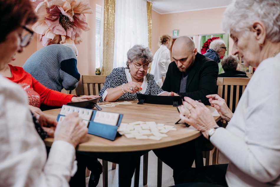 Łódź. Masz pomysł, który połączy pokolenia w Łodzi? Zgłoś się do akcji „Pokolenia w Akcji” i zgarnij fundusze!