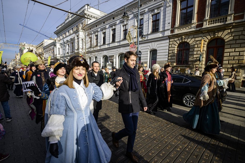 Łódź. Polonez dla Łodzi. Tłumy maturzystów zatańczyły na Piotrkowskiej. Razem z nimi łodzianie!