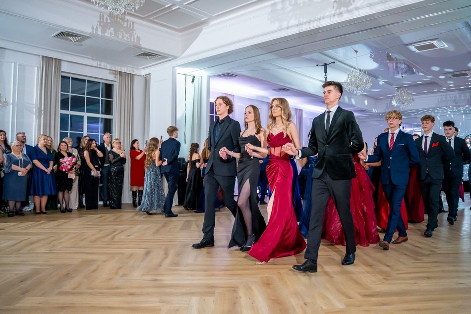 Łódź. Studniówka IV LO w Łodzi. Kreacje, które zapierały dech i radość na twarzach młodzieży