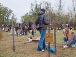 Światełko Pamięci na cmentarzu przy Zakładowej w Łodzi. Wolontariusze zapalili znicze