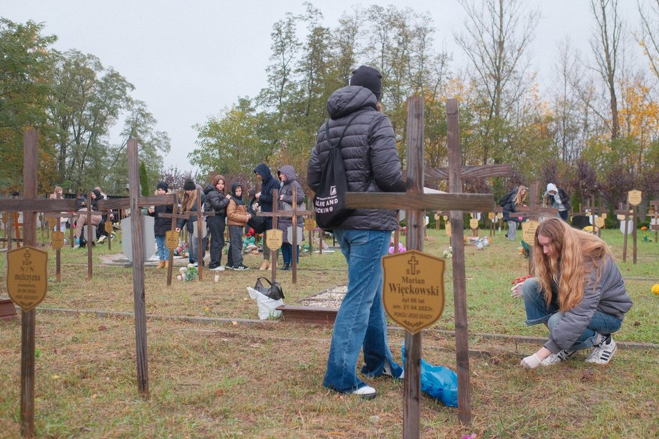 Światełko Pamięci na cmentarzu przy Zakładowej w Łodzi. Wolontariusze zapalili znicze