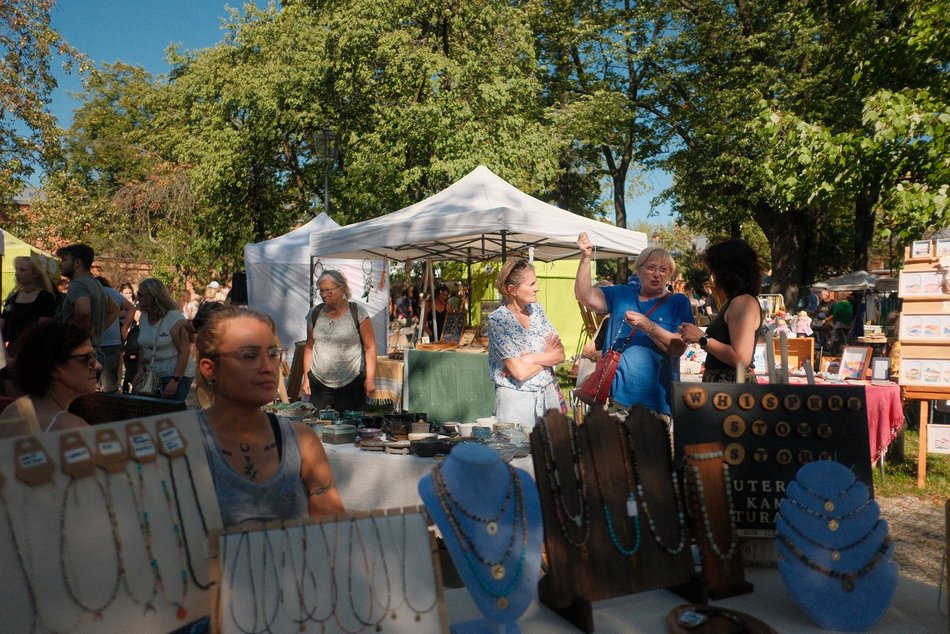 Łódź. Targ Staroci na Księżym Młynie w Łodzi. Unikatowe przedmioty, ceramika, biżuteria i tłumy łodzian