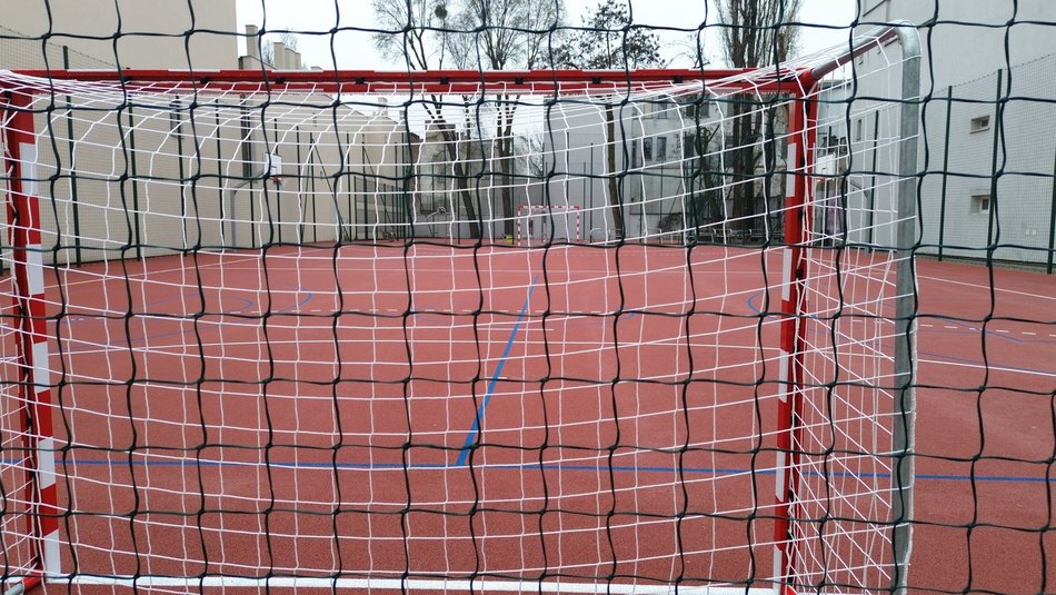 Łódź. XXI Liceum Ogólnokształcące w Łodzi z nowym boiskiem. Plenerowa siłownia, skwer i zieleń