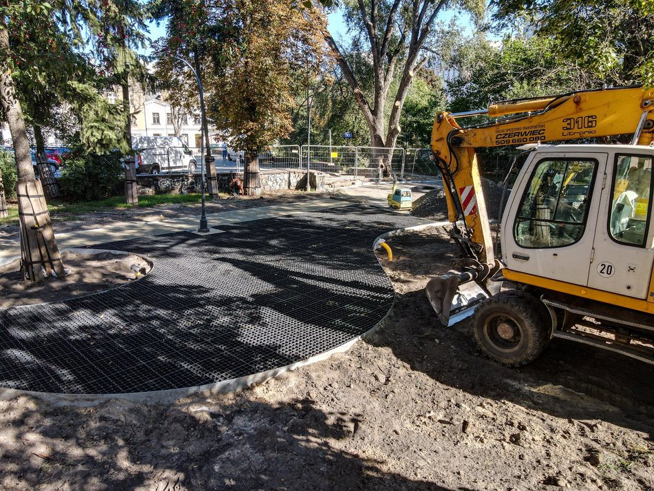 Plac Komuny Paryskiej przechodzi metamorfozę. Koniec z zaniedbanym zaułkiem