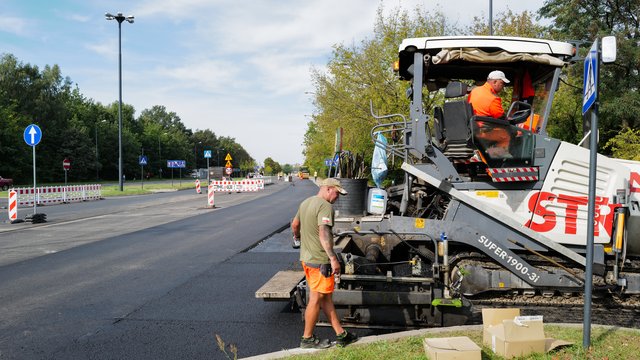 Remont Przybyszewskiego. Drogowcy układają ostatnią warstwę asfaltu [ZDJĘCIA]