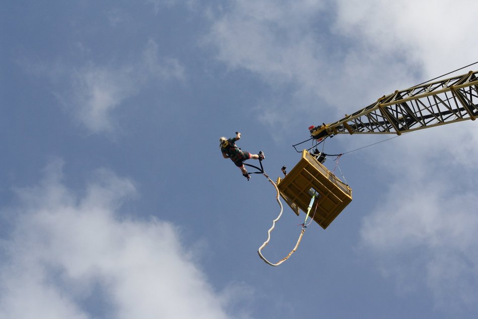 Skoki na bungee przy Atlas Arenie w Łodzi