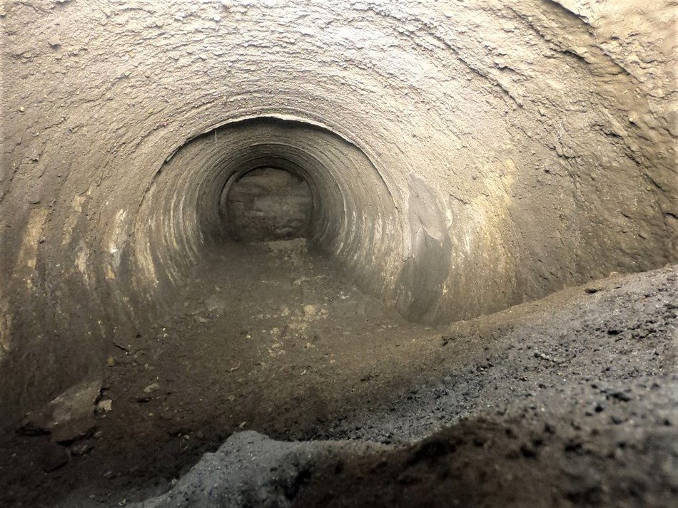 Łódź. Stary betonowy kanał zbudowany w śladzie dawnej rzeczki