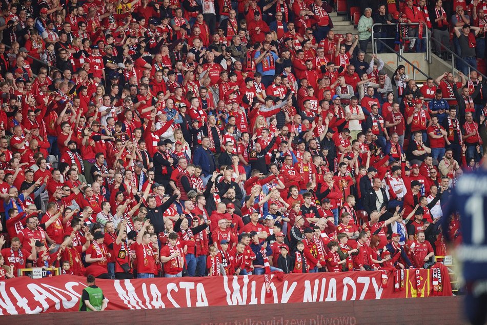 Kibice Widzewa Łódź na trybunach podczas meczu z Górnikiem Zabrze