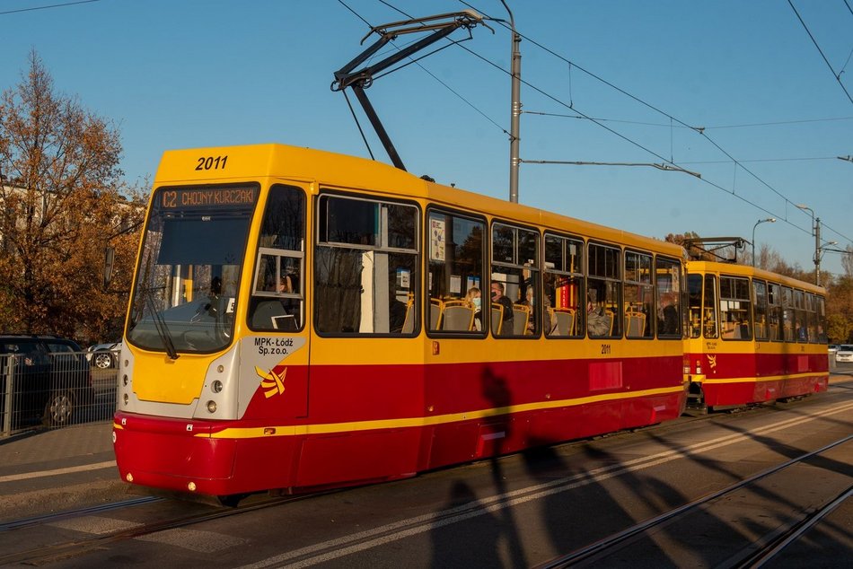Jak dojechać na cmentarze w Łodzi we Wszystkich świętych 2024