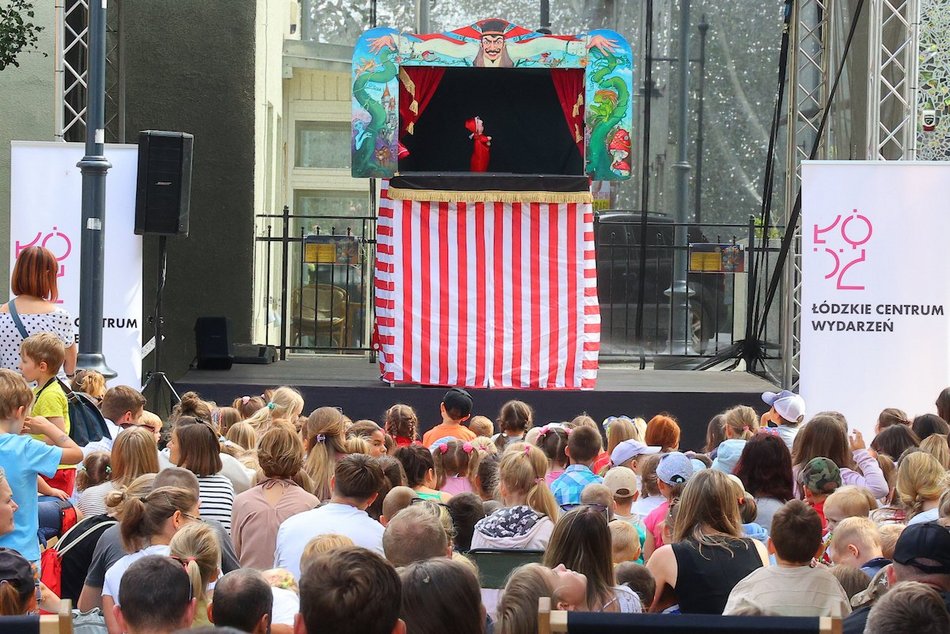 Łódź. Baśniowa Piotrkowska w Łodzi. Teatr Barnaby zachwycił najmłodszych widzów