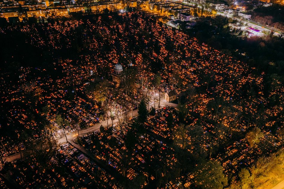 Stary Cmentarz w Łodzi z lotu ptaka. Nekropolia rozświetlona tysiącami zniczy