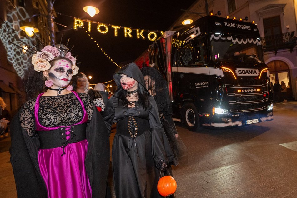 Łódź. Halloweenowa parada przeszła Piotrkowską w Łodzi. Tłumy duchów, czarownic i zombie!