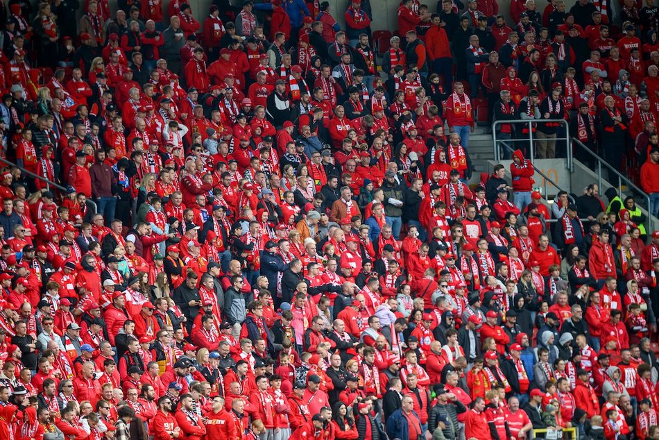 Łódź. Kibice na meczu Widzewa Łódź z Rakowem Częstochowa