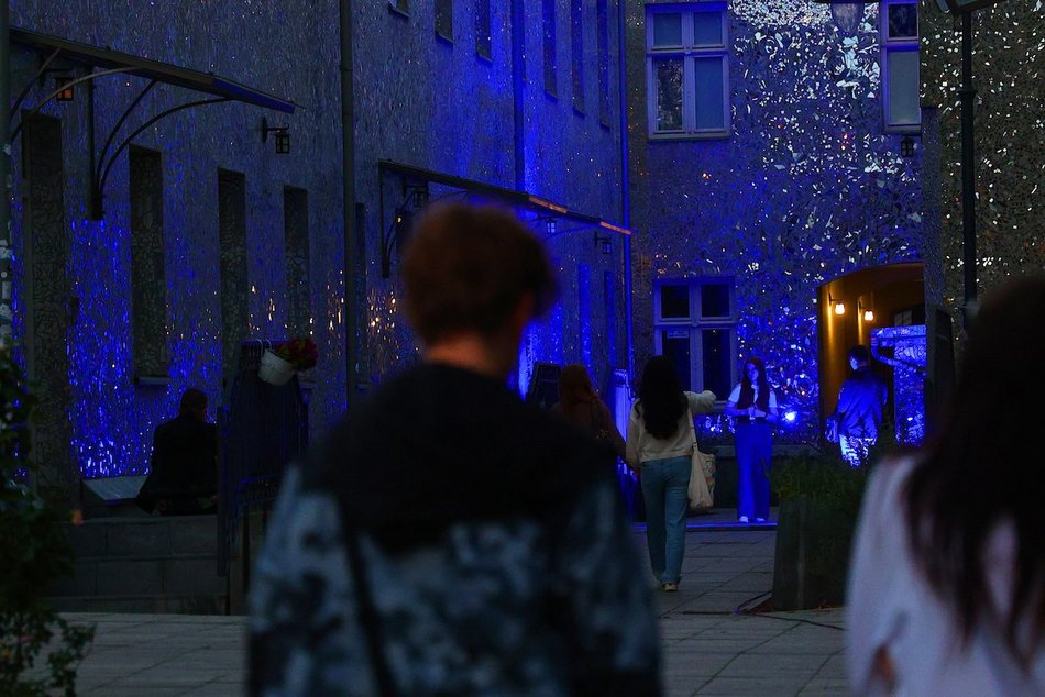 Łódź. Pasaż Róży w Łodzi cały na niebiesko! Łodzianie wspierają lot Sławosza Uznańskiego-Wiśniewskiego