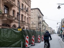 Łódź. Ruszył montaż słupków na Piotrkowskiej