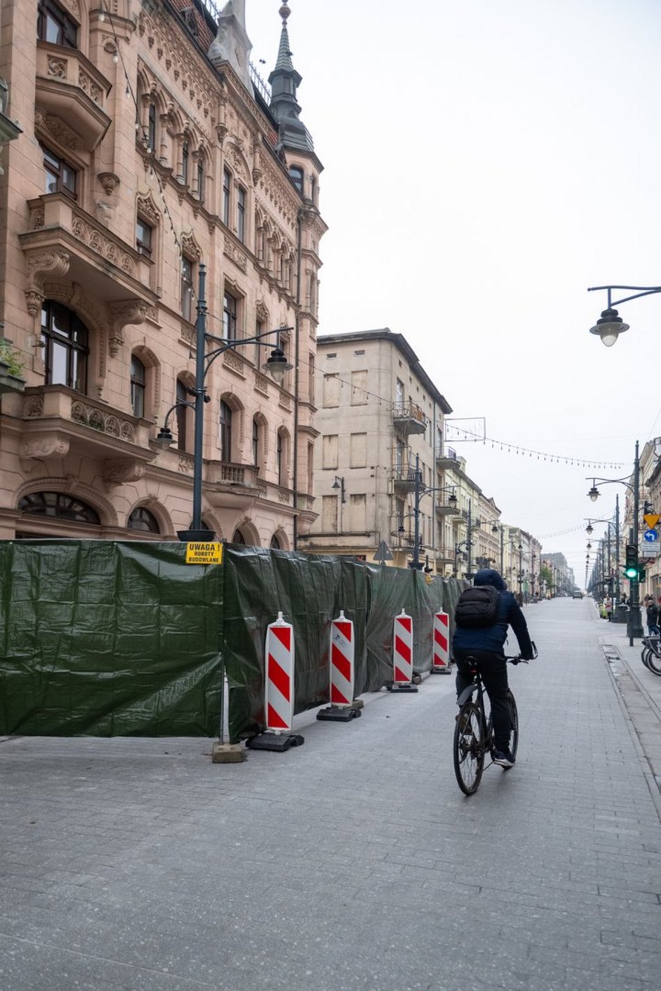 Łódź. Ruszył montaż słupków na Piotrkowskiej