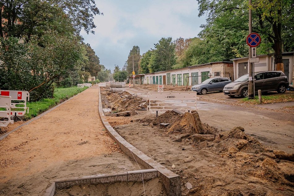 Łódź. Trwa budowa nowej nawierzchni na Gandhiego