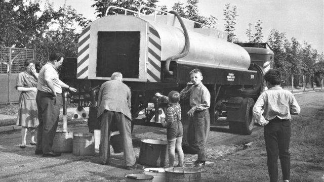 Nosiwodowie w dawnej Łodzi. W okresie Świąt byli nieocenieni! [ARCHIWALNE ZDJĘCIA]