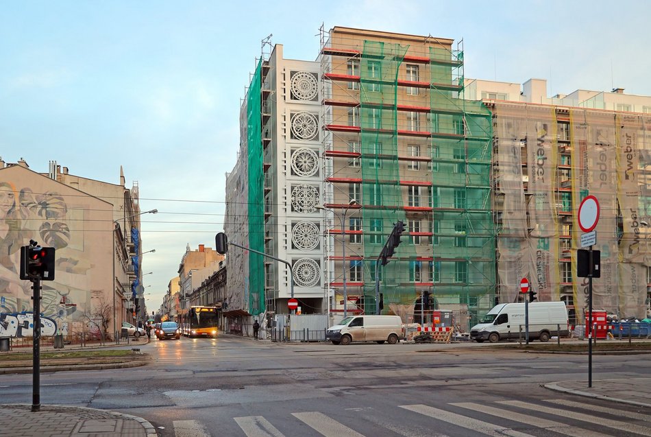 Łódź. Biała kamienica na rogu Zachodniej i Więckowskiego