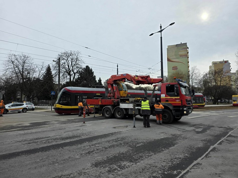 Łódź. Zderzenie tramwaju MPK Łódź z samochodem