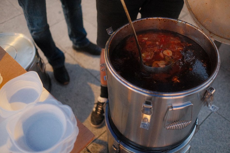 Łódź. Namiot Pełen Wsparcia w pasażu Schillera w Łodzi. Specjaliści pomogą potrzebującym