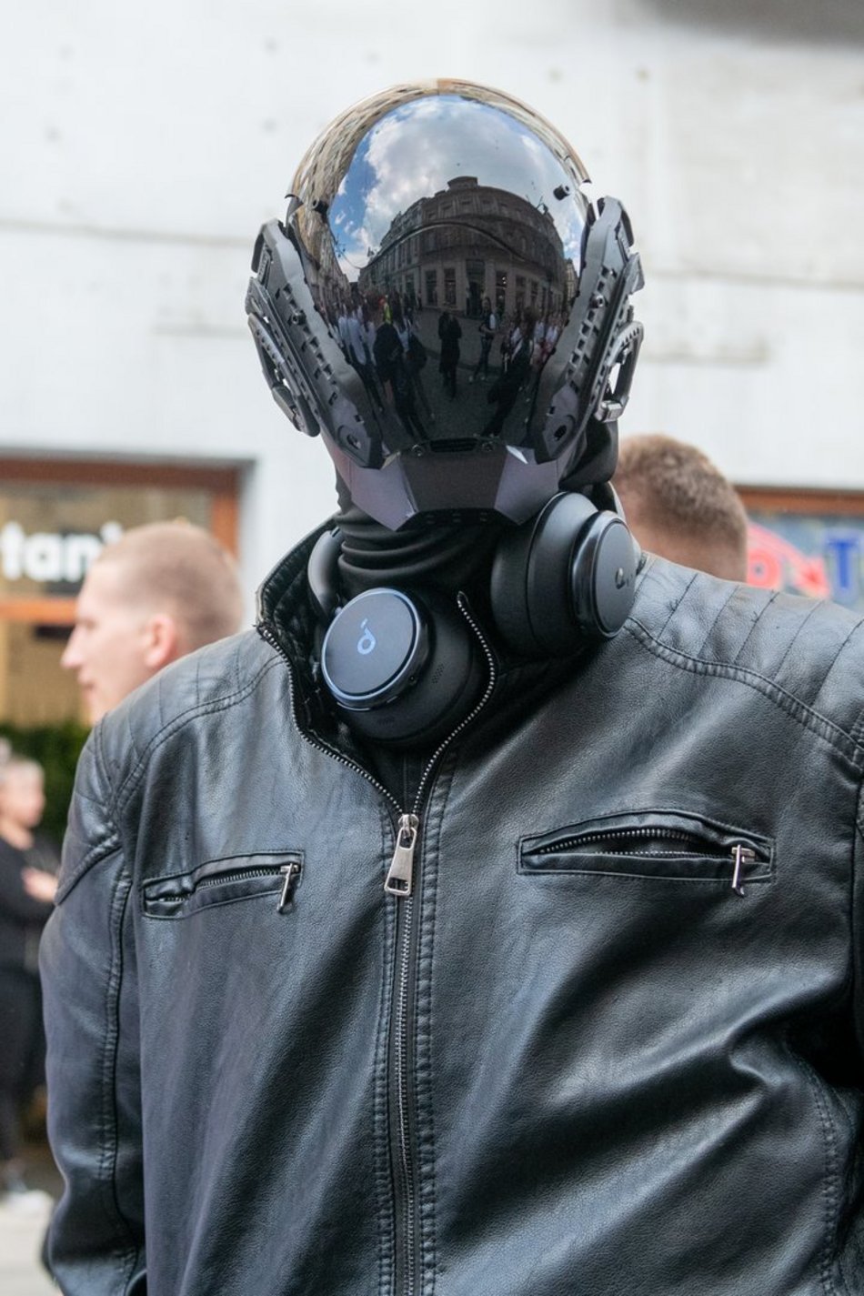 Łódź. Juwenalia 2025 w Łodzi. Kolorowy pochód studentów przeszedł Piotrkowską!