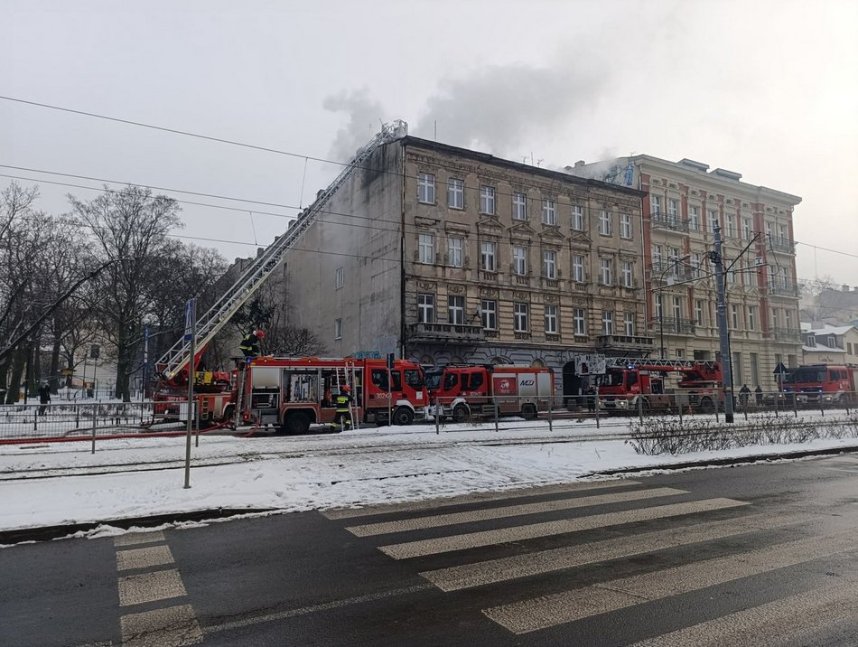 Łódź. Pożar kamienicy przy Kościuszki 22 w Łodzi. Trwa akcja straży pożarnej