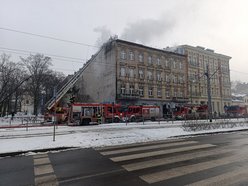 Łódź. Pożar kamienicy przy Kościuszki 22 w Łodzi. Trwa akcja straży pożarnej