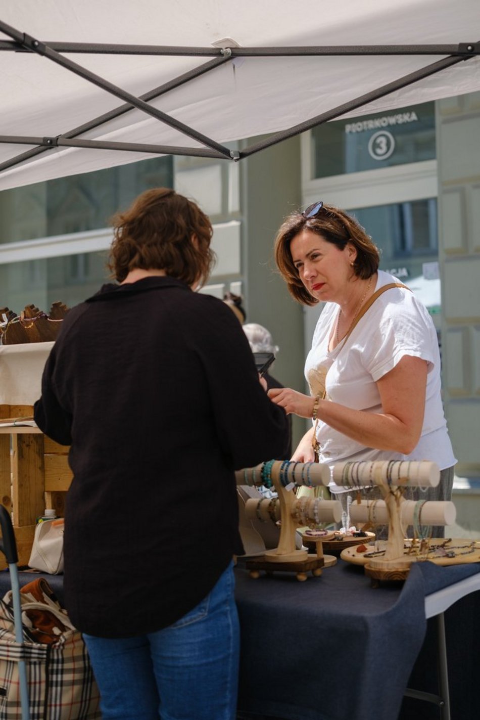 Łódź. Rękodzielnia na Piotrkowskiej w Łodzi. Kilkadziesiąt stoisk i różnorodny asortyment