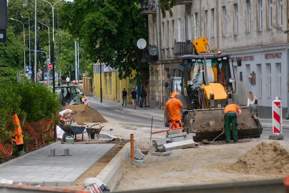 Remont Sterlinga w Łodzi coraz bliżej finału. Połowa jezdni gotowa, nowa zieleń zasadzona