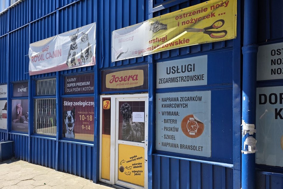 Łódź. Co kupisz w niebieskim pawilonie na Retkini? Szewc, pub, 1001 drobiazgów, zegarmistrz i więcej