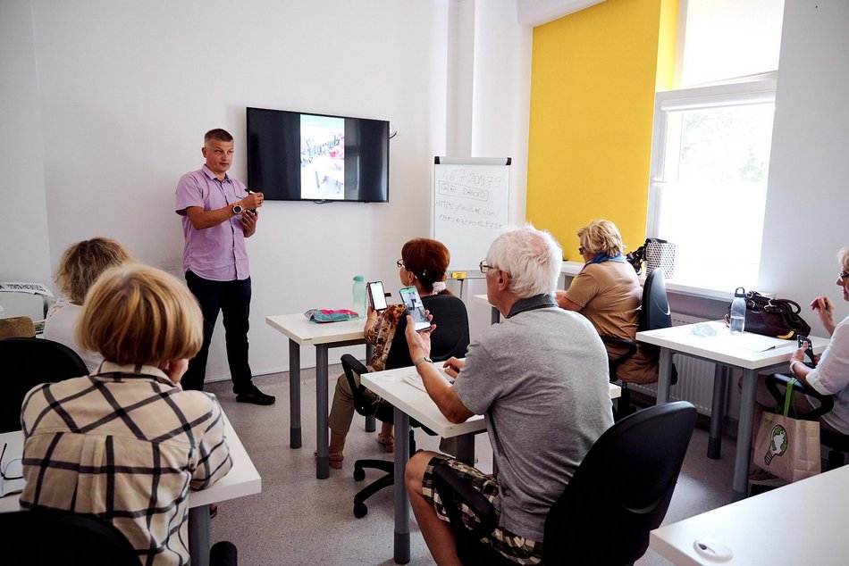 Łódź. Seniorzy z Łodzi kontra AI. Warsztaty z naukowcami z Politechniki Łódzkiej rozwieją wszelkie wątpliwości