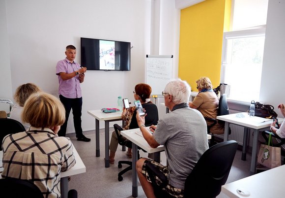 Łódź. Seniorzy z Łodzi kontra AI. Warsztaty z naukowcami z Politechniki Łódzkiej rozwieją wszelkie wątpliwości