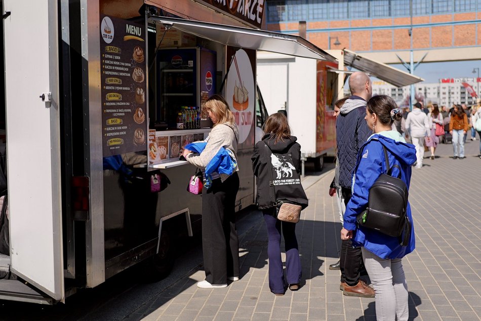 Łódź. Zlot food trucków w EC1 Łódź. Nie chce Ci się gotować? Koniecznie tam zajrzyj!