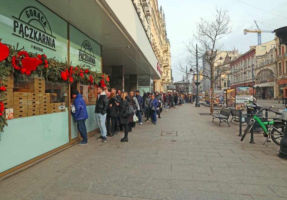 Tłusty czwartek w Łodzi. Gigantyczne kolejki w cukierniach i piekarniach po pączki