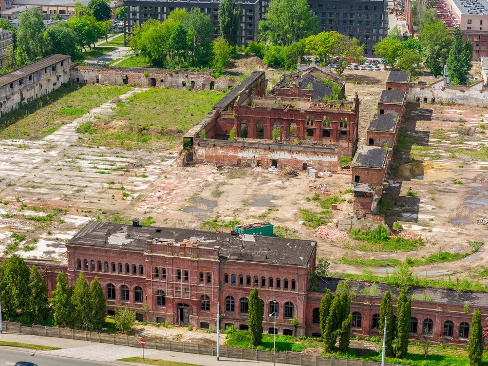 Łódź. Słynna fabryka Uniontex w Łodzi w trakcie remontu. Odwiedził ją Jan Paweł II