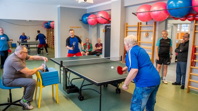 Grudzień w Centrach Zdrowego i Aktywnego Seniora w Łodzi. Tenis stołowy, zumba, a może malarstwo? 