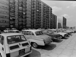 Jakie samochody można było zobaczyć w PRL w Łodzi? Sprawdź, ile trzeba było za nie zapłacić