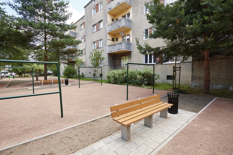 Osiedle Montwiłła-Mireckiego w Łodzi po rewitalizacji - na zdjęciu jedno z podwórek.