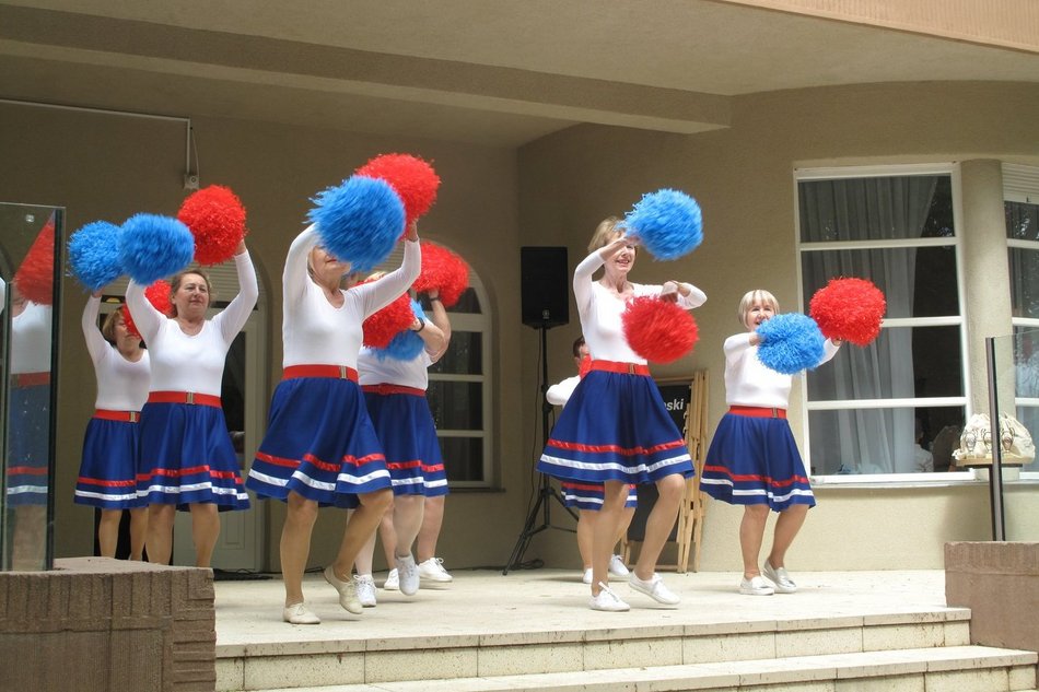 Piknik rodzinny na Karolewki - cheerleaderki na scenie