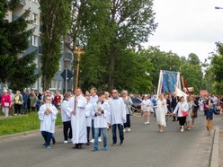 Łódź. Procesja Bożego Ciała na Widzewie w Łodzi. Wierni przeszli ulicami miasta
