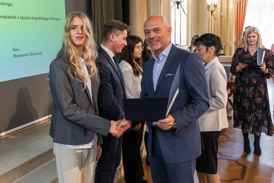 Łódź. Stypendia dla wybitnych uczniów z Łodzi i regionu przyznane. Nagrodzeni także nauczyciele