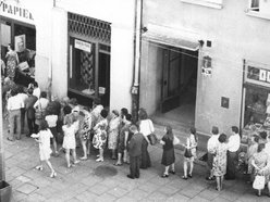 Długie kolejki symbolicznym obrazem lat 80. XX w. Jak było w Łodzi?