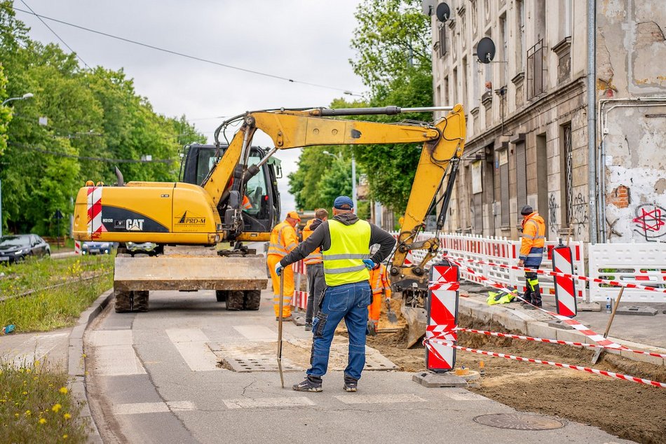 Łódź. Remont Pabianickiej nie zwalnia tempa. Nowe krawężniki, chodnik i nawierzchnia