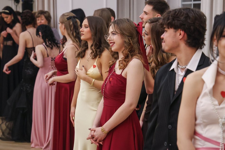 Łódź. Studniówka II LO w Łodzi. Wspaniali maturzyści świętowali w Pałacu Skotniki