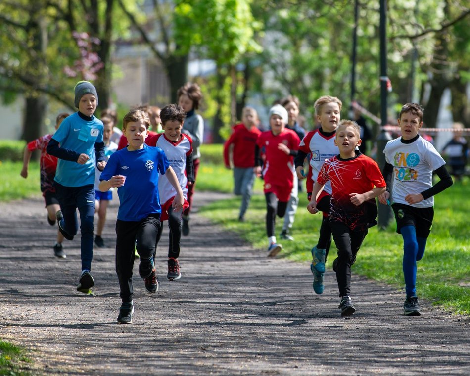 Łódź. XVII Bieg Olimpijczyków w parku Baden-Powella. Rywalizowali uczniowie szkół w Łodzi