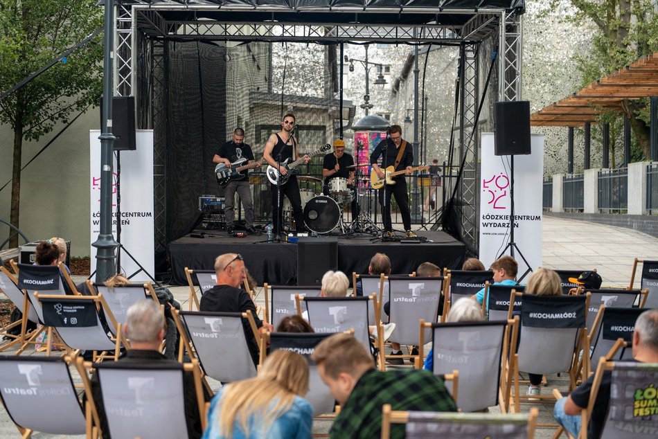 Granie w bramie w Łodzi. Kameralny koncert zespołu Superhive za nami!