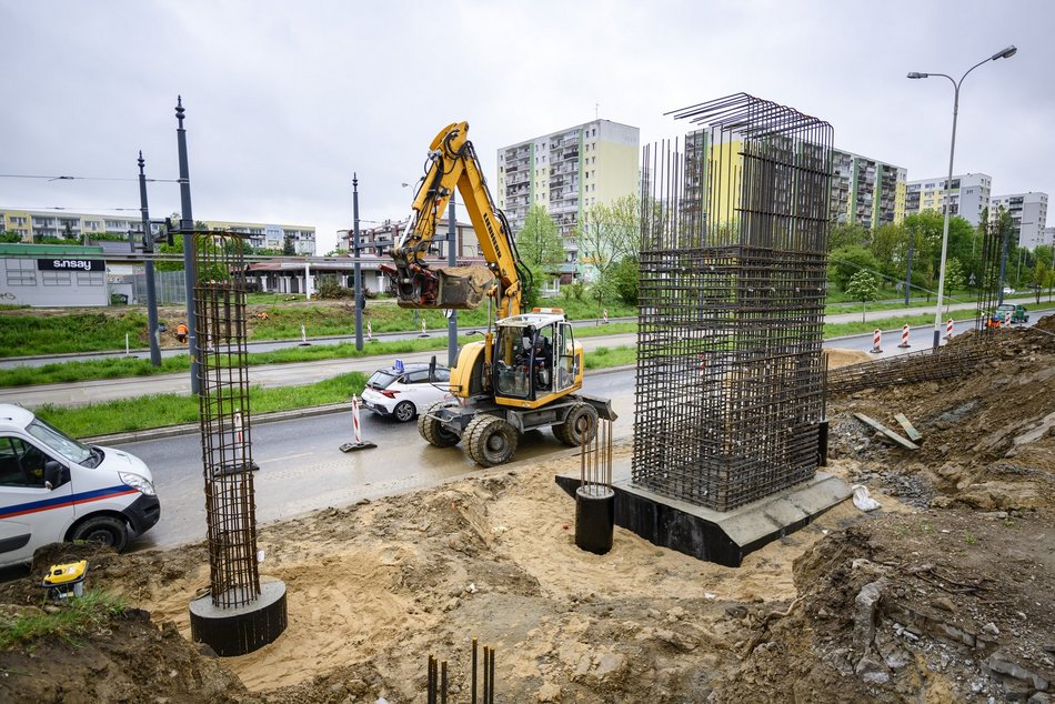 Łódź. Budowa kładki nad al. Wyszyńskiego w Łodzi (przy posesji nr 73)
