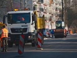 Łódź. Remont Łanowej w Łodzi. Jest już nowa jezdnia, trwają prace brukarskie